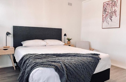Tintinara Hotel | Budget-Friendly Stay at Motel On Becker with Family Amenities