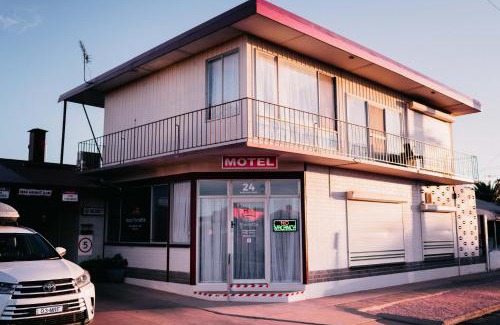 Port Augusta West Hotel | Pet-Friendly Comfort at Motel Poinsettia - Rated 8/10
