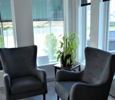 Forestville Hotel | Pet-Friendly Getaway at Motel Quatre Saisons with Hot Tub