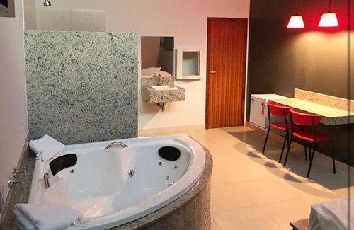 Lagoa Santa Hotel | Budget-Friendly Motel Queen: Enjoy Breakfast & Hot Tub