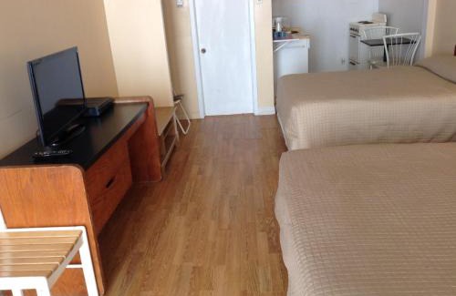 Saint-Zotique Hotel | Budget-Friendly Stay at Motel Rive Du Lac for Families