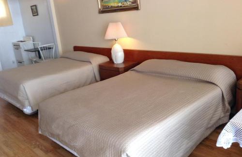 Saint-Zotique Hotel | Budget-Friendly Stay at Motel Rive Du Lac for Families