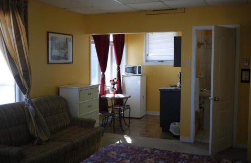 Saint-Zotique Hotel | Budget-Friendly Stay at Motel Rive Du Lac for Families