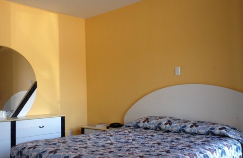 Cote-Des-Neiges—Notre-Dame-De-Grace Hotel | Relax at Motel St-Jacques with Pool and Family Amenities