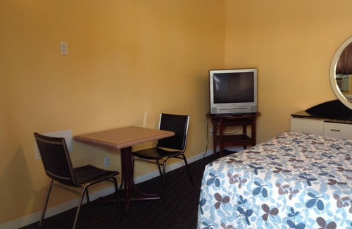 Cote-Des-Neiges—Notre-Dame-De-Grace Hotel | Relax at Motel St-Jacques with Pool and Family Amenities