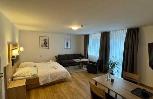 Wandlitz Hotel | Discover Motel Zur Dachsbaude: Family-Friendly Retreat