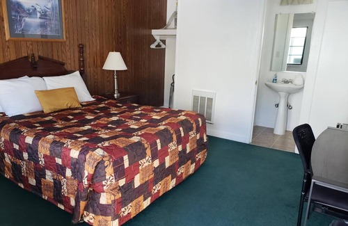 Mariposa Hotel | Experience Comfort at Mother Lode Lodge with Pool & Dining