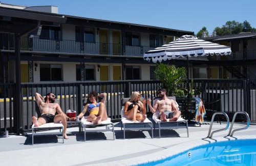 Pendleton Hotel | Pet-Friendly Motolodge with Ocean Views and Hot Tub