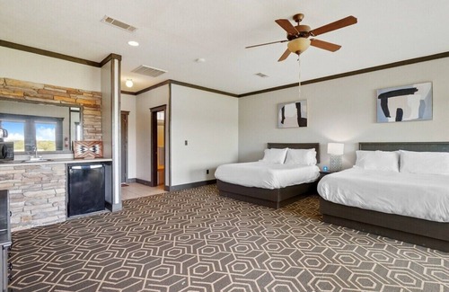 Graford Hotel | Family-Friendly MotorBoat Inn Suite with Kitchen Amenities
