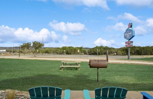 Graford Hotel | Family-Friendly MotorBoat Inn Suite with Kitchen Amenities