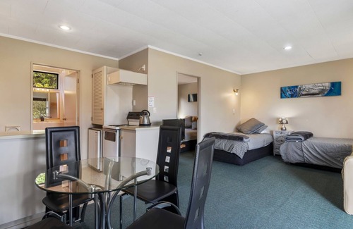 Motuoapa Cottage | Pet-Friendly Motuoapa Studio - Ideal Family Getaway