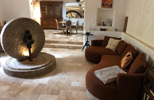 Vins-sur-Caramy Bed & Breakfast | Relaxing Stay at Moulin à huile with Pool & Hot Tub