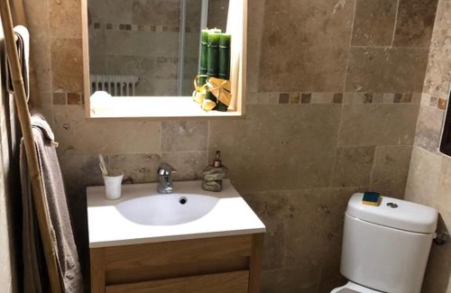 Vins-sur-Caramy Bed & Breakfast | Relaxing Stay at Moulin à huile with Pool & Hot Tub