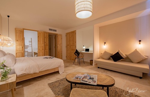 Althen-des-Paluds Hotel | Discover the Comfort of Moulin de la Roque with Pool Access