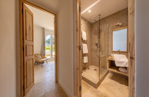 Althen-des-Paluds Hotel | Discover the Comfort of Moulin de la Roque with Pool Access