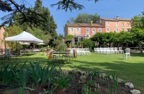 Althen-des-Paluds Hotel | Relax at Moulin de la Roque with Oceanfront Views