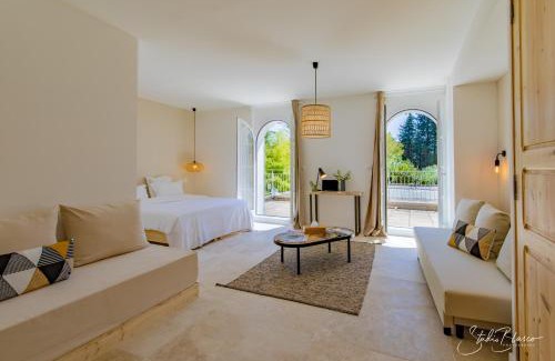 Althen-des-Paluds Hotel | Relax at Moulin de la Roque with Oceanfront Views