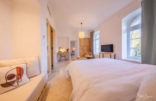 Althen-des-Paluds Hotel | Relax at Moulin de la Roque with Oceanfront Views