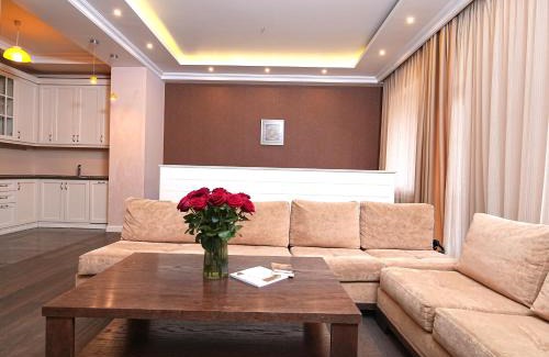 Kentron Apartment | Modern 2-Bedroom Apartment in Yerevan with Hot Tub