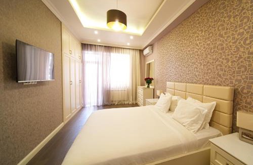 Kentron Apartment | Modern 2-Bedroom Apartment in Yerevan with Hot Tub