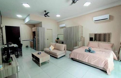 Taman Mount Austin Apartment | Relaxing Retreat at Mount Austin with Pool Views