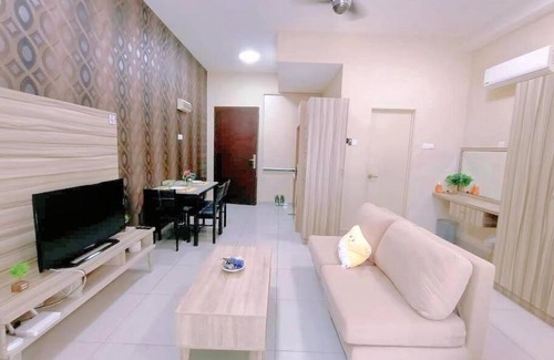 Taman Mount Austin Apartment | Relaxing Retreat at Mount Austin with Pool Views