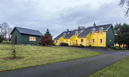 Tinnahinch Ski Chalet | Pet-Friendly Retreats at Mount Brandon Cottages, Graiguenamanagh
