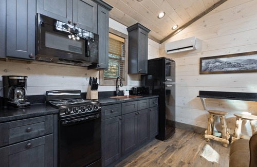 Rocky Grove Cabin | Romantic Mount Cammerer Cabin with Hot Tub & Wooded Views