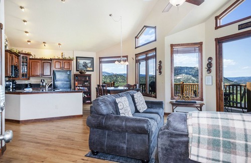 Estes Park Condo | Experience Mount Chiquita 10A: Hot Tub & Scenic Views!