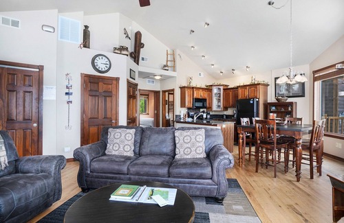 Estes Park Condo | Experience Mount Chiquita 10A: Hot Tub & Scenic Views!