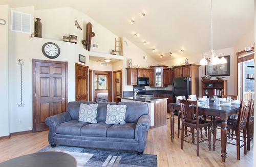 Estes Park Condo | Experience Mount Chiquita 10A: Hot Tub & Scenic Views!