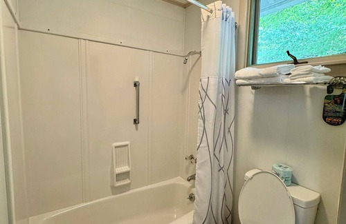 Lincoln Hotel | Inviting Mount Coolidge Motel: Pool, Spa & Family Friendly