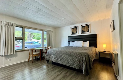 Lincoln Hotel | Inviting Mount Coolidge Motel: Pool, Spa & Family Friendly