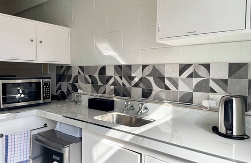 Mount Eden Hotel | Comfortable Stay at Mount Eden Motel with Pool & Breakfast