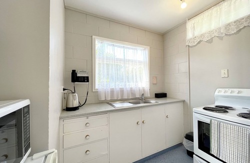 Mount Eden Hotel | Comfortable Stay at Mount Eden Motel with Pool & Breakfast