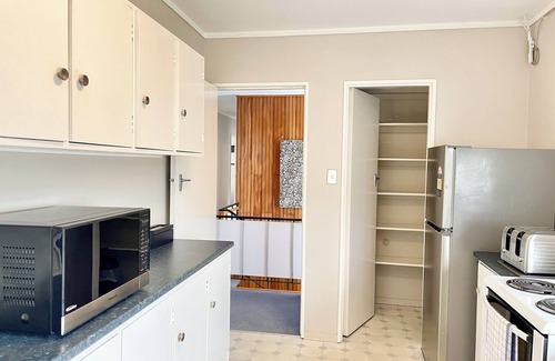 Mount Eden Hotel | Comfortable Stay at Mount Eden Motel with Pool & Breakfast
