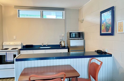 Mount Eden Hotel | Comfortable Stay at Mount Eden Motel with Pool & Breakfast