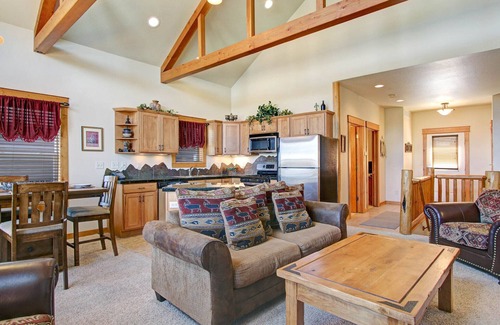 Estes Park Condo | Guest Rated: 9.8! Mount Enentah Condo with Lake Views