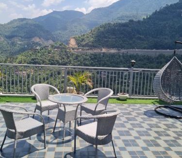 Kandaghat House | Pet-Friendly Getaway at Mount Heaven with Breakfast Included