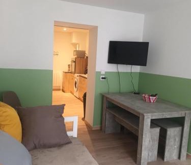 La Fere Apartment | Pet-Friendly Mount Lavinia: Ideal for Families and Travelers