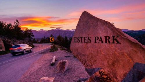 Estes Park Apartment | Guest Rated 10/10: Mount Meeker Condo with Pool & Breakfast
