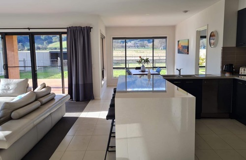 Porepunkah House | Explore Mount Porepunkah Views with Family & Pet-Friendly Amenities