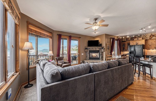 Estes Park Condo | Experience Mount Stratus at Marys Lake with Pool & Spa