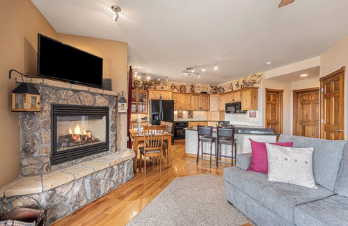 Estes Park Condo | Experience Mount Stratus at Marys Lake with Pool & Spa