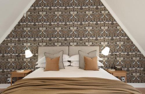 Klapmuts Apartment | Explore Mount Vernon Manor: Oceanfront Bliss Awaits You
