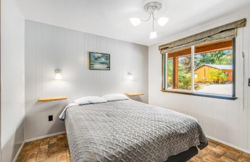 Quilcene House | Pet-Friendly Mount Washington Room 2 at Mount Walker Inn