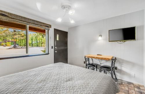 Quilcene House | Pet-Friendly Mount Washington Room 2 at Mount Walker Inn