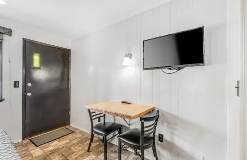 Quilcene House | Pet-Friendly Mount Washington Room 2 at Mount Walker Inn