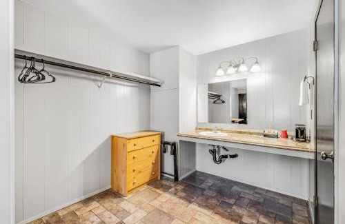 Quilcene House | Pet-Friendly Mount Washington Room 2 at Mount Walker Inn