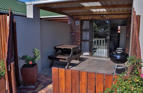 Witelsbos Ski Chalet | Serene Mountain Breeze Log Cabins - Pet Friendly Retreat